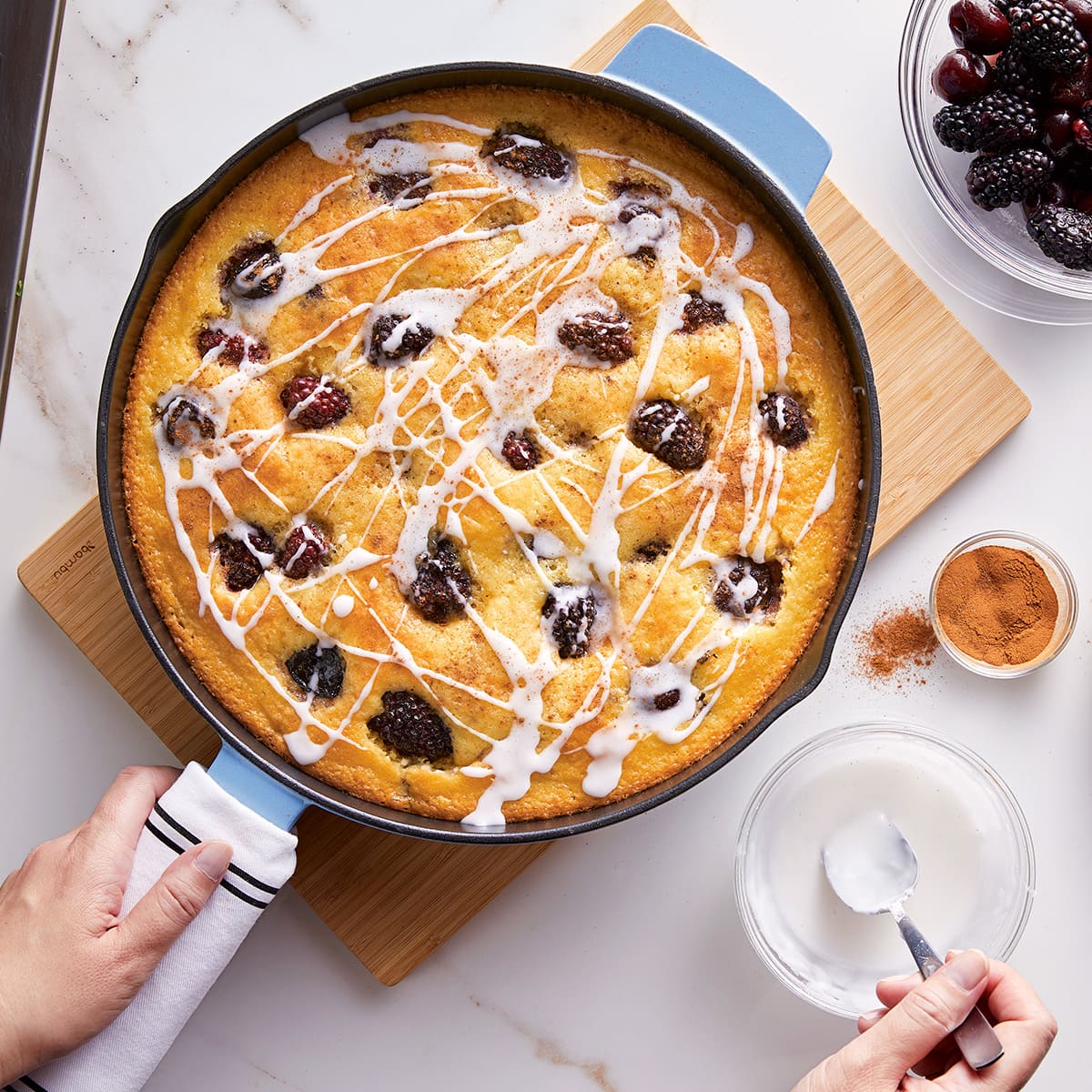 Sartén KitchenAid 30 cm de hierro fundido esmaltado con asas y picos vertederos - azul - Imagen 14