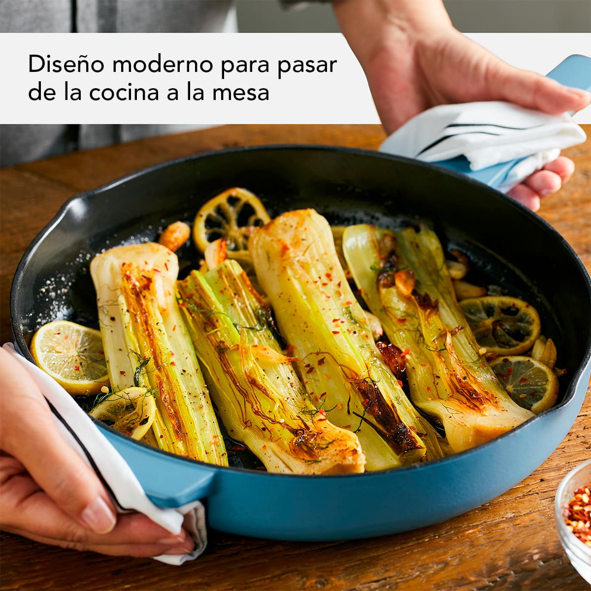 Sartén KitchenAid 30 cm de hierro fundido esmaltado con asas y picos vertederos - azul - Imagen 8